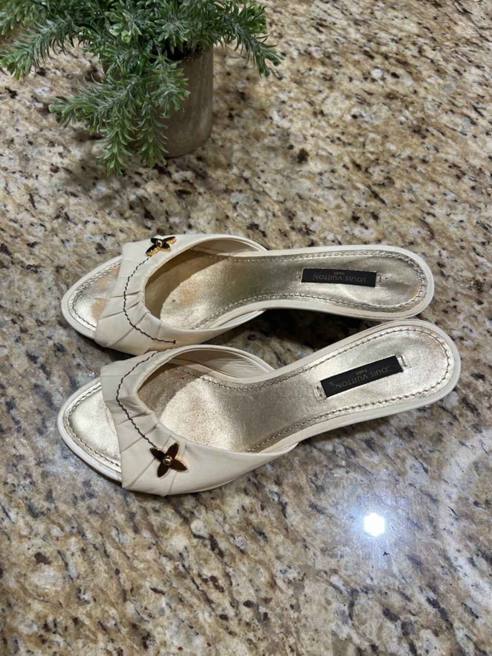 Louis Vuitton Cream Leather Slip-On Kitten Heel Mules with Gold Flower 36.5 - Picture 5 of 12